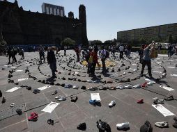 En la imagen un grupo de personas colocan ofrendas en la explanada de la Plaza de las Tres Culturas para conmemorar a las víctimas de la Matanza de Tlatelolco. EFE / ARCHIVO