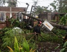 Un poste de luz caído tras el paso de 