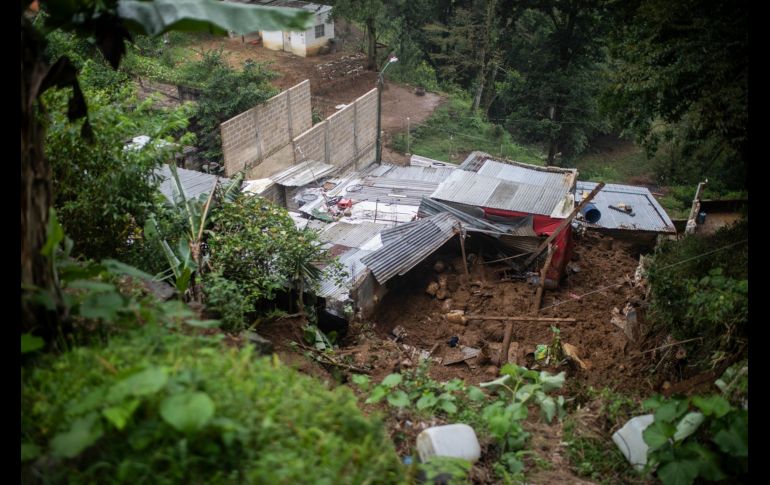 Un alud en una zona de Xalapa sepultó cayó sobre esta casa, donde fallecieron seis integrantes de una familia. AP/F. Marquez