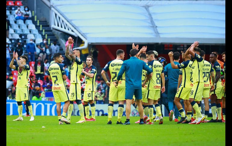 AGRADECEN. Al final del encuentro, los jugadores agradecieron a la afición azulcrema que los alentó todo el partido. IMAGO7