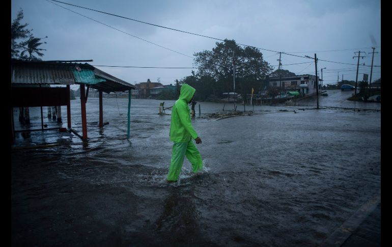 Una calle inundada este sábado en Tecolutla, Veracruz, donde 