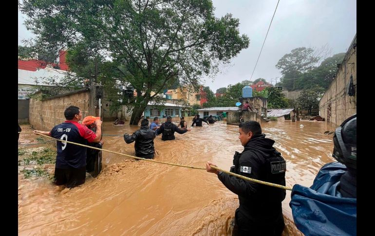 Policías estatales rescatan habitantes en un área inundada en el municipio de Xalapa. EFE/Secretaría de Seguridad Pública de Veracruz