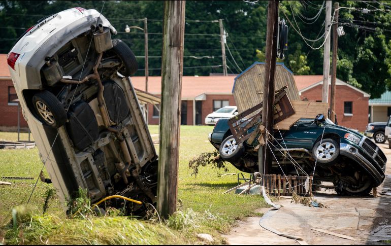 Vehículos arrastrados y dañados por las inundaciones en Waverly, Tennessee. AP/The Tennessean/A.  Nelles