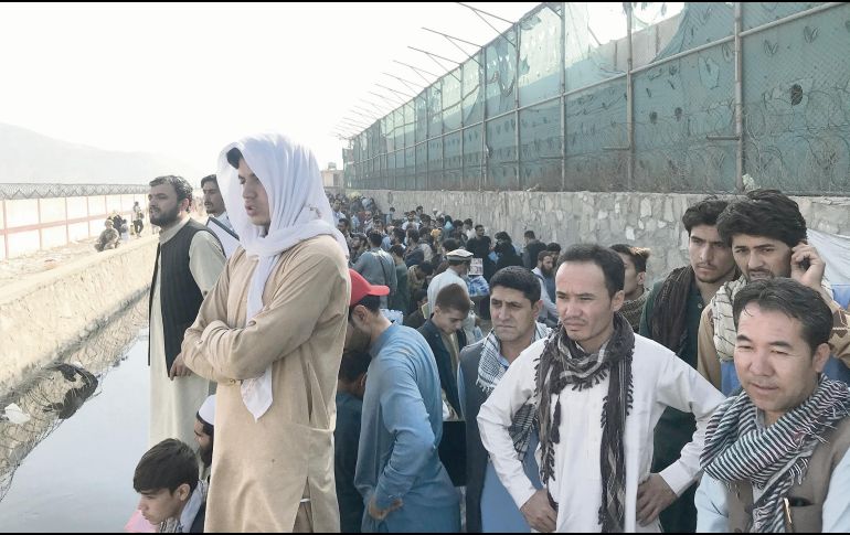 Urge. Miles de personas aguardan en el aeropuerto de Kabul para abandonar el país. Xinhua