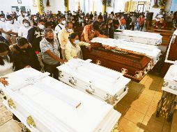 XALAPA. Adán Moreno (naranja) perdió a su esposa y a sus cinco hijos porque su casa quedó aplastada tras el deslave de un cerro por el paso del huracán. SUN