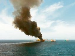 FRENTE A LAS COSTAS DE CAMPECHE. Petrolera de Pemex se incendia. EFE