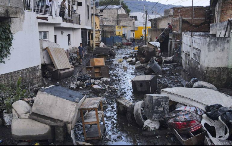 Inundación. Hace unos días, el canal de Patria se desbordó, dejando varados a más de 60 autos. Archivo/ Sun/ RDB