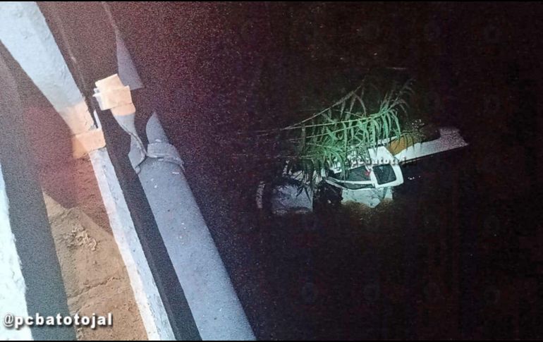Una camioneta Chevrolet Silverado, en la cual viajaban 10 personas, salió de la Carretera Federal 71 Atotonilco-La Barca, a la altura del puente conocido como 