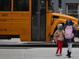 Los alumnos a los que se les han dado pruebas diagnósticas de COVID-19 para que las lleven a casa las han usado y han dado positivo en la escuela. AFP / ARCHIVO