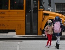 Los alumnos a los que se les han dado pruebas diagnósticas de COVID-19 para que las lleven a casa las han usado y han dado positivo en la escuela. AFP / ARCHIVO