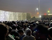 La gente se amontona en su intento por ingresar al Aeropuerto Internacional Hamid Karzai, y huir del país, controlado nuevamente por los talibanes. EFE /