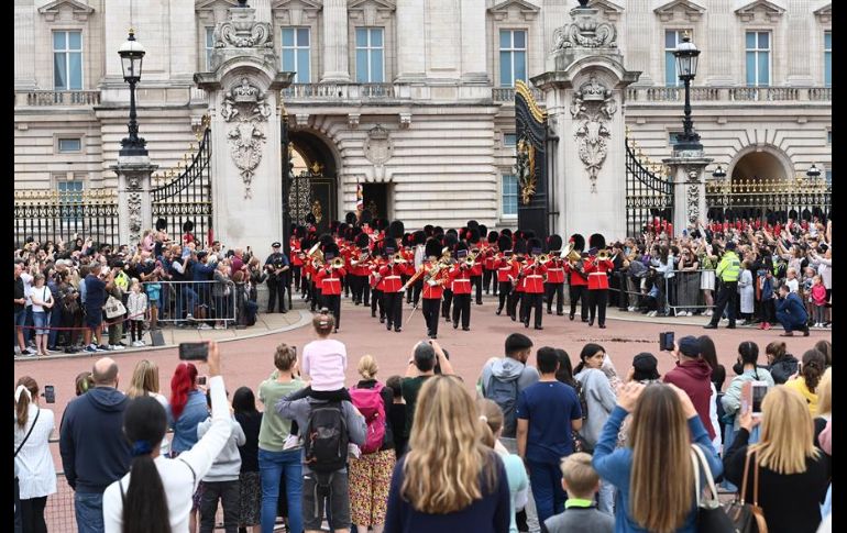 Este lunes, los soldados de las Guardias de Coldstream marcharon desde sus cuarteles en Londres hasta el hogar de la reina Isabel II para montar la guardia. EFE/F. Arrizabalaga