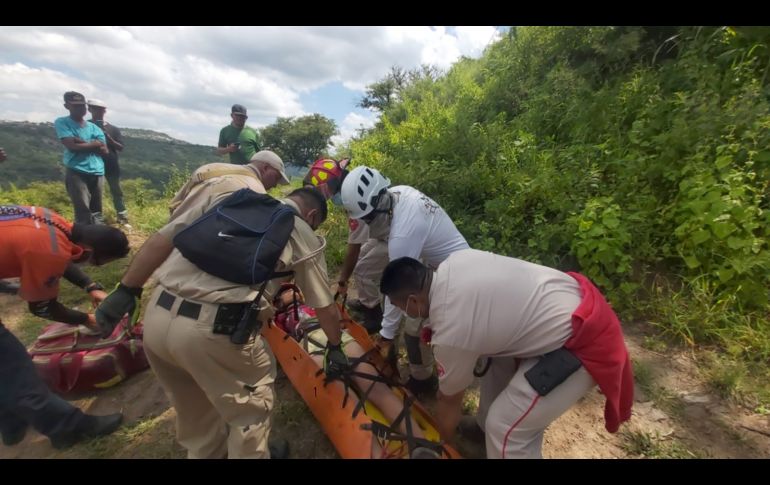 Para sacar a la joven del agujero, fue necesario implementar un sistema de poleas. ESPECIAL/Protección Civil Guadalajara