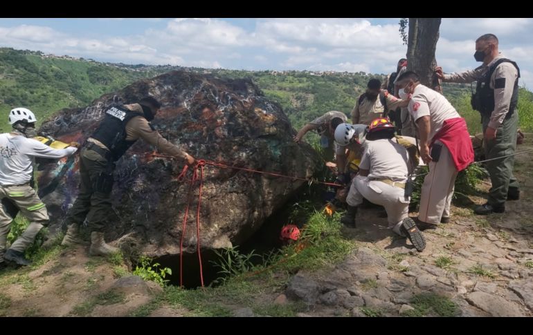 Para sacar a la joven del agujero, fue necesario implementar un sistema de poleas. ESPECIAL/Protección Civil Guadalajara