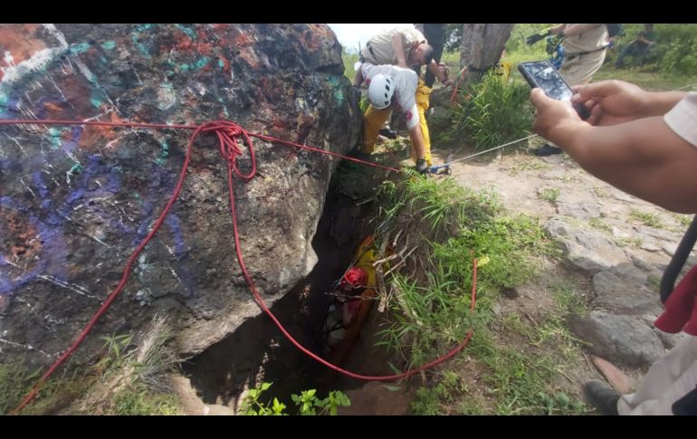 Para sacar a la joven del agujero, fue necesario implementar un sistema de poleas. ESPECIAL/Protección Civil Guadalajara