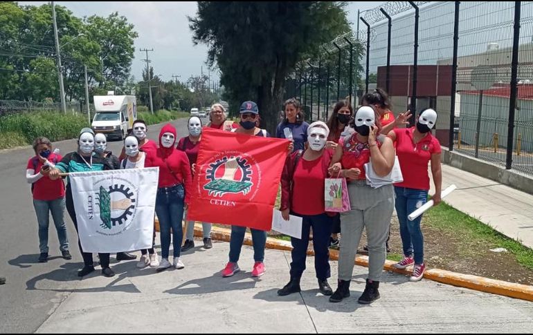 El 2 de agosto afuera de las instalaciones de la empresa se manifestaron trabajadores inconformes. ESPECIAL/ Facebook Cetien México