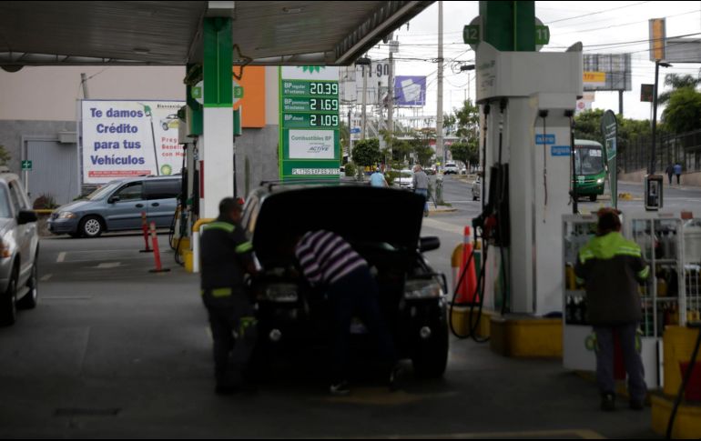 El gasto de las familias mexicanas en gasolinas y diésel representa 5.9 del total. EL INFORMADOR/Archivo