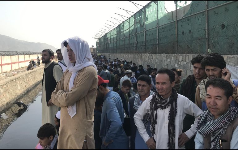 QUIEREN SALIR. Afganos se reúnen cerca de una puerta del aeropuerto de Kabul. Xinhua