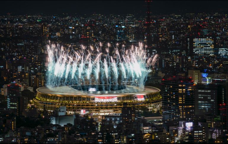Los fuegos artificiales iluminan el Estadio Nacional visto desde la plataforma de observación Shibuya Sky, durante la Ceremonia de Apertura de los Juegos Paralímpicos de 2020 en Tokio. AP / K. Sato