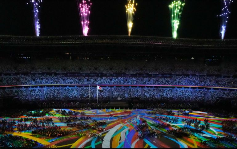 Los atletas observan cómo estallan los fuegos artificiales durante la ceremonia de apertura de los Juegos Paralímpicos de 2020 en el Estadio Nacional de Tokio. AP / E. Hoshiko