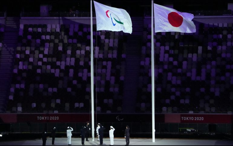 La bandera paralímpica ondea junto a la bandera de Japón. AP / E. Hoshiko