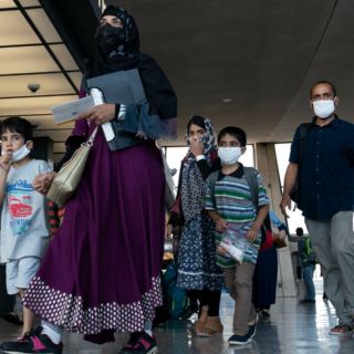 Talibanes prohíben a los afganos ir al aeropuerto durante las evacuaciones