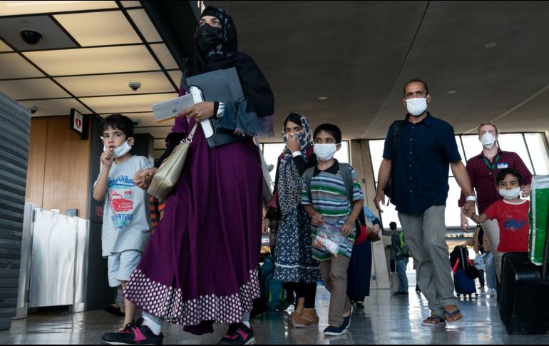 El aeropuerto de Kabul ha dejado escenas dramáticas con decenas de miles de personas tratando de abandonar el país. AP / J. Magaña