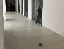 El sujeto aventó piedras, lo que ocasionó la rotura de algunos vidrios. ESPECIAL