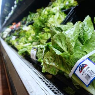 Mujer tose sobre alimentos y le dan un año de cárcel