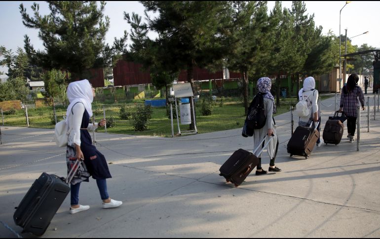 Miles de afganos continúan solicitando la evacuación del país. AP/ARCHIVO