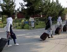 Miles de afganos continúan solicitando la evacuación del país. AP/ARCHIVO