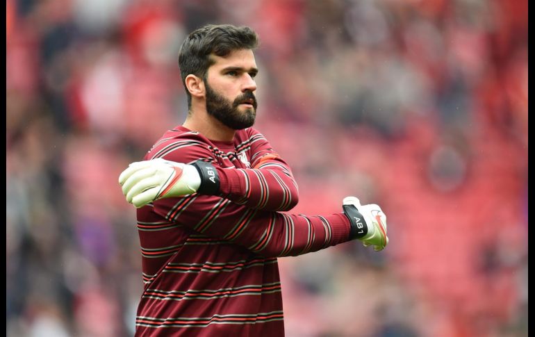 Alisson sería uno de los futbolistas que se verían afectados por la decisión de la Premier y LaLiga. EFE/P. POWELL