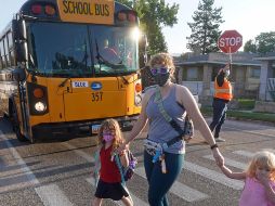 Mientras unas escuelas han enviado a casa a grados completos, otros han pedido a la mitad de sus estudiantes que se queden en casa en horarios híbridos. AP/R. Bowmer