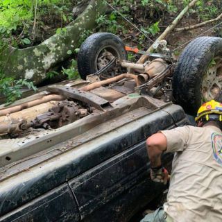 Muere un hombre en volcadura en barranco camino a Vallarta