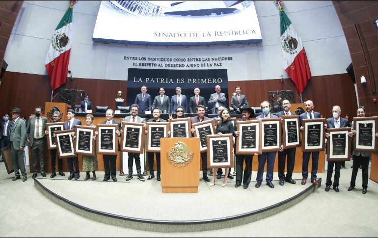 Los homenajeados posaron para la foto oficial luego de la ceremonia. TWITTER/@senadomexicano