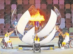 Histórico.  Yui Kamiji, Shunsuke Uchida y Karin Morisaki fueros los tres paratletas que se encargaron de encender el fuego. EFE/ B. Martin