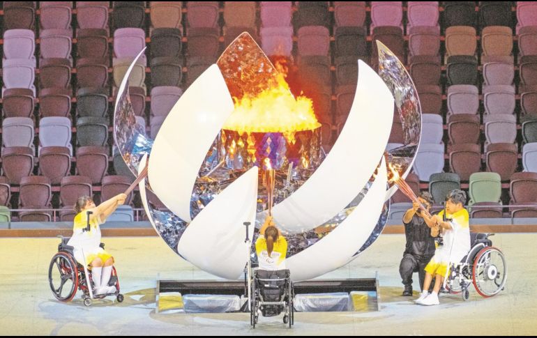 Histórico.  Yui Kamiji, Shunsuke Uchida y Karin Morisaki fueros los tres paratletas que se encargaron de encender el fuego. EFE/ B. Martin