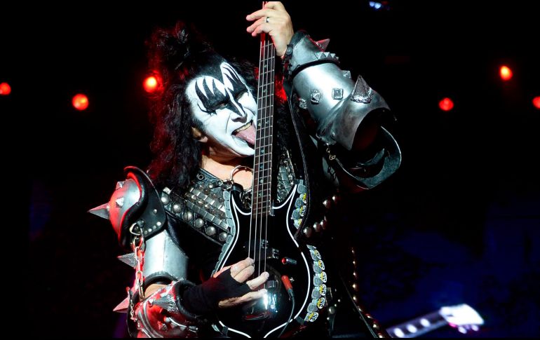 Gene Simmons. El miembro del grupo de hard rock, Kiss, toca durante el festival de música “Resurrection Fest”, al Norte de España, en julio de 2018. AFP