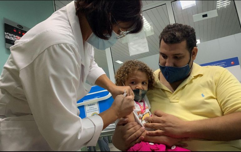 La Confederación Europea de Pediatras ha recomendado la vacunación de los menores, y Canadá ya la autorizó. En la imagen, una niña siendo vacunada en Cuba. AFP/A. Roque
