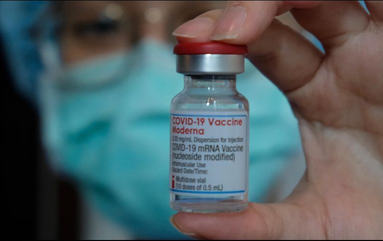 El director ejecutivo de Moderna, Stéphane Bancel subrayó que su vacuna logra tras la inoculación de la segunda dosis una eficacia del 93 % que se prolonga durante seis meses. AFP / ARCHIVO