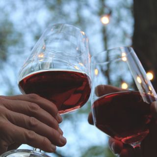 Beneficios de beber una copa de vino tinto al día