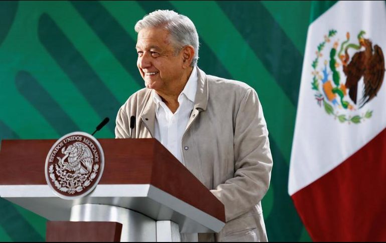 El Presidente López Obrador señala en uno de los videos que ha cumplido con su palabra de no aumentar los impuestos ni el precio de los combustibles. EFE/Presidencia de México