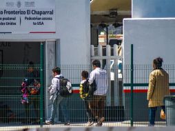 Migrantes centroamericanos cruzan hacia Estados Unidos por la línea ubicada en la ciudad del El Chaparral, en Tijuana. EFE/ARCHIVO