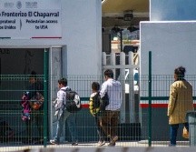 Migrantes centroamericanos cruzan hacia Estados Unidos por la línea ubicada en la ciudad del El Chaparral, en Tijuana. EFE/ARCHIVO