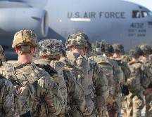 Elementos del ejército estadounidense ayudaron a la madre a transportarla a la bodega de carga del avión. AFP/ARCHIVO
