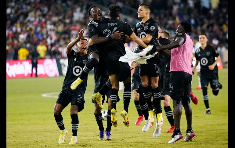 GANADORES. La MLS se quedó con el triunfo en la tanda de penales. AP/A. Landis