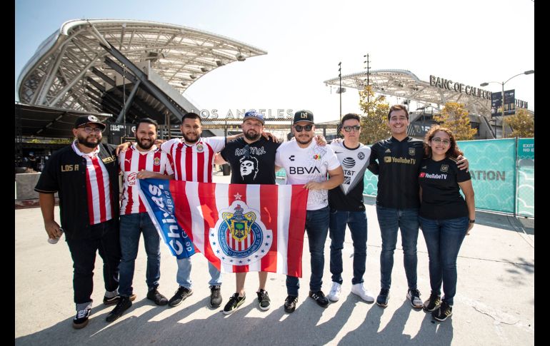 PRESENTES. Las Chivas se hicieron presentes en el partido con aficionados portando los colores. IMAGO7