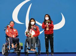 Orgullo. Ramírez (izq.) logró su presea en los 100 metros dorso en la categoría S2. AFP/N. Baker