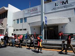 Migrantes cruzan el puente internacional Paso del Norte, en Ciudad Juárez. EFE/L. Torres
