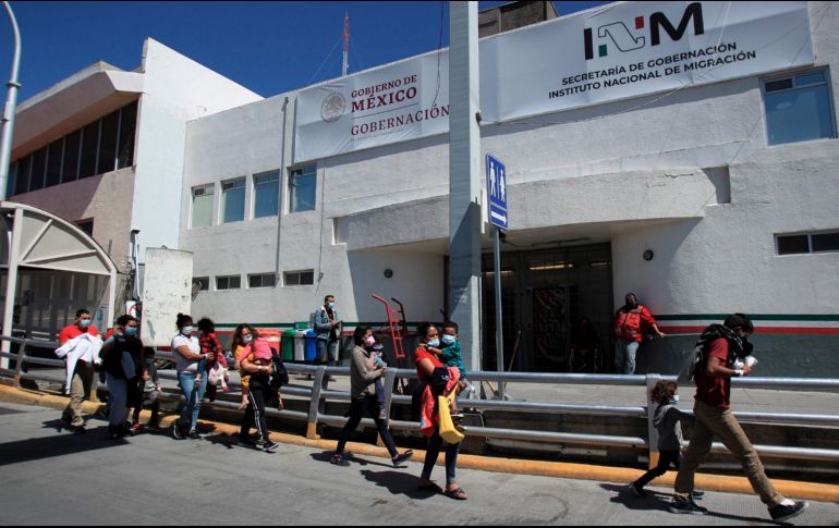 Migrantes cruzan el puente internacional Paso del Norte, en Ciudad Juárez. EFE/L. Torres